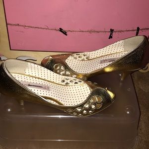 Bait golden vintage tiny heels.